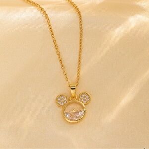 Elegant Gold Pendant Necklace